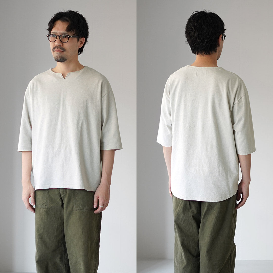KEMA DESIGNS / Camiseta de lino y algodón con cuello en forma de llave