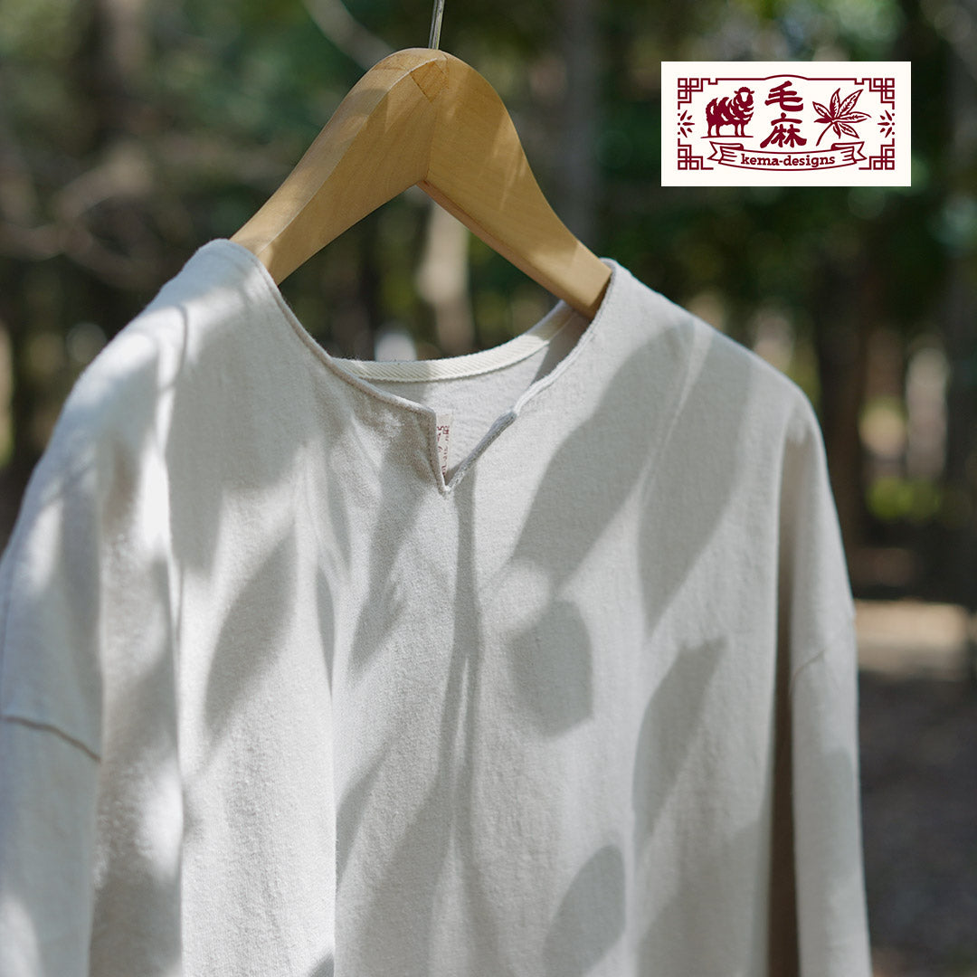 KEMA DESIGNS / Camiseta de lino y algodón con cuello en forma de llave