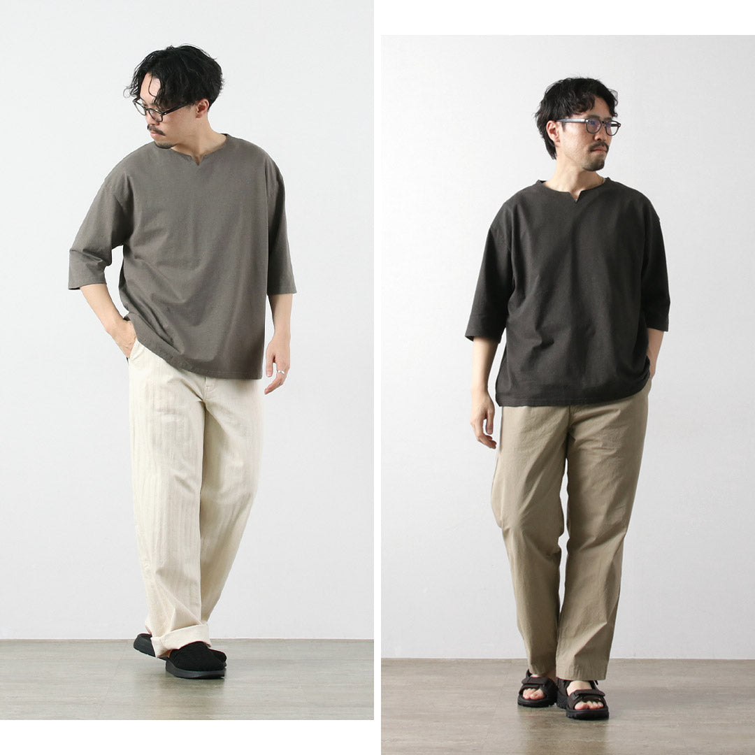 KEMA DESIGNS / Camiseta de lino y algodón con cuello en forma de llave
