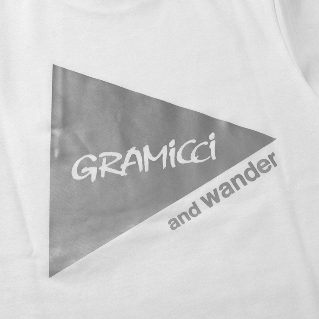 AND WANDER / T-shirt imprimé au dos Gramicci