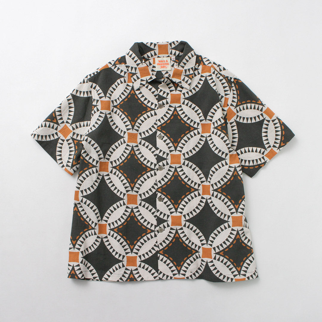 TENGA UN DÍA AGRADECIDO / Camisa de manga corta con cuello abierto y estampado de edredón vintage