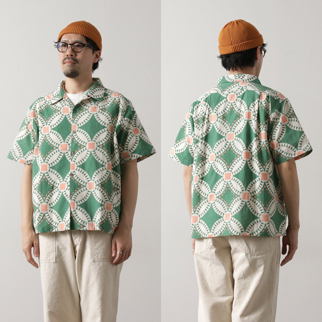 TENGA UN DÍA AGRADECIDO / Camisa de manga corta con cuello abierto y estampado de edredón vintage
