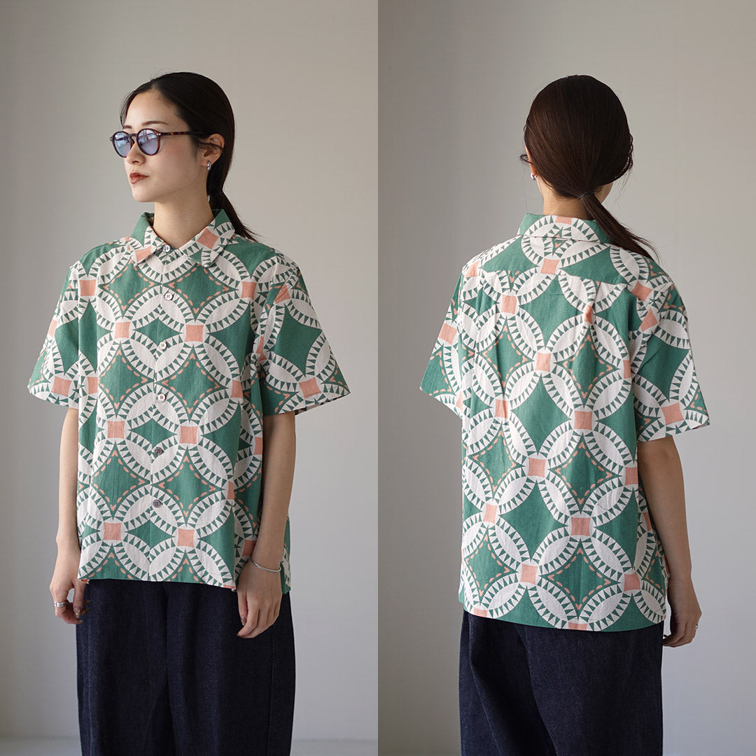 TENGA UN DÍA AGRADECIDO / Camisa de manga corta con cuello abierto y estampado de edredón vintage