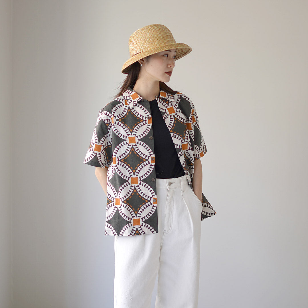 TENGA UN DÍA AGRADECIDO / Camisa de manga corta con cuello abierto y estampado de edredón vintage