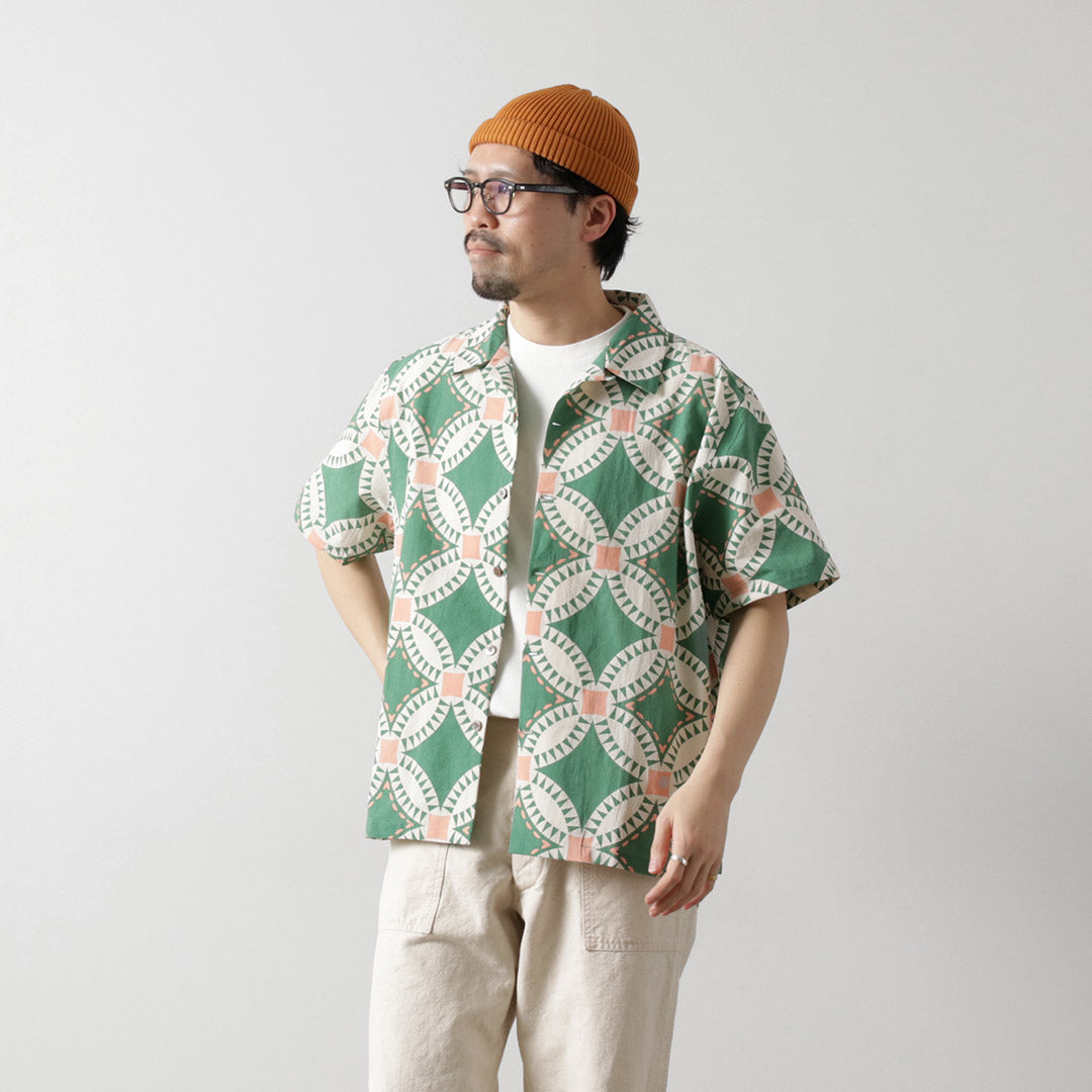TENGA UN DÍA AGRADECIDO / Camisa de manga corta con cuello abierto y estampado de edredón vintage