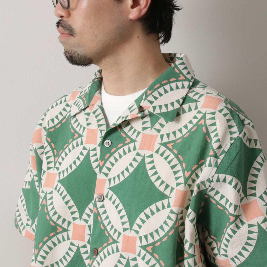 TENGA UN DÍA AGRADECIDO / Camisa de manga corta con cuello abierto y estampado de edredón vintage