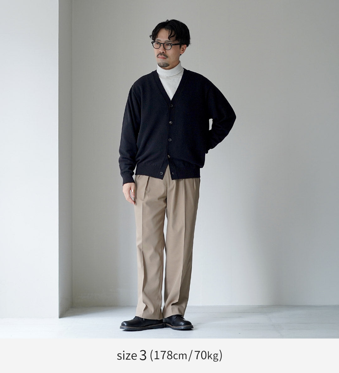 YONETOMI NEW BASIC / Cardigan en tricot teint en pièce en cachemire rigide