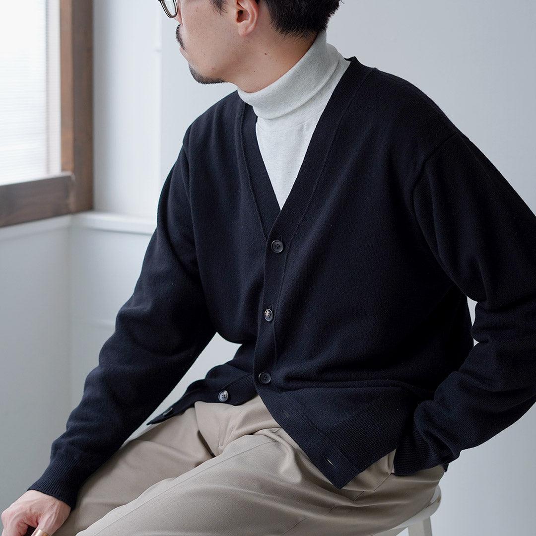 YONETOMI NEW BASIC / Cardigan en tricot teint en pièce en cachemire rigide