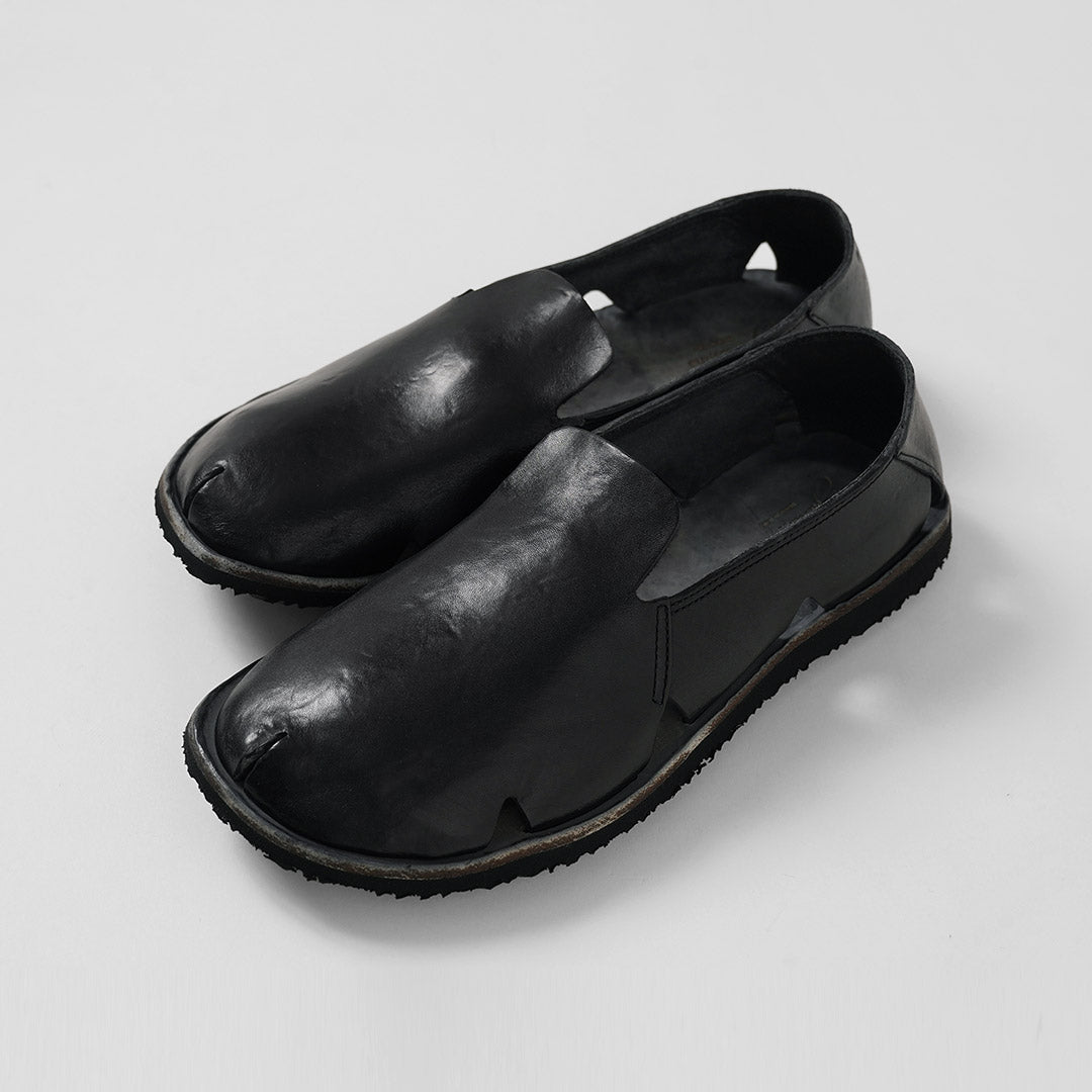 BRADOR / Sandalias de piel sin cordones con aberturas