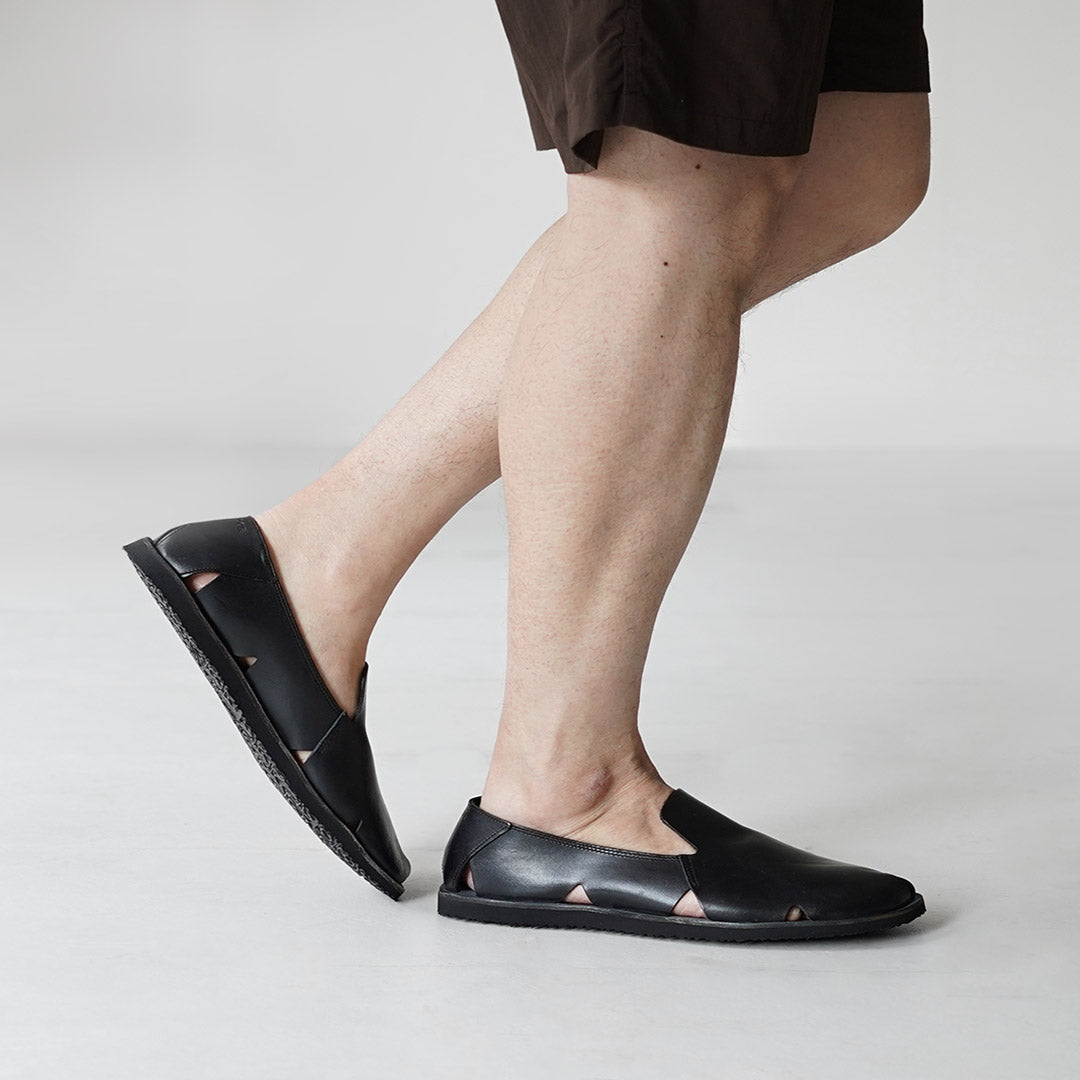 BRADOR / Sandalias de piel sin cordones con aberturas