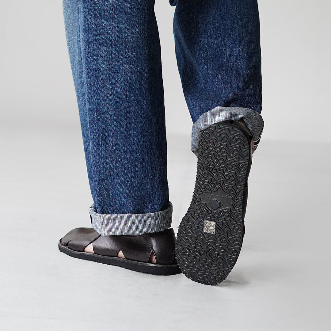 BRADOR / Sandalias de piel sin cordones con aberturas