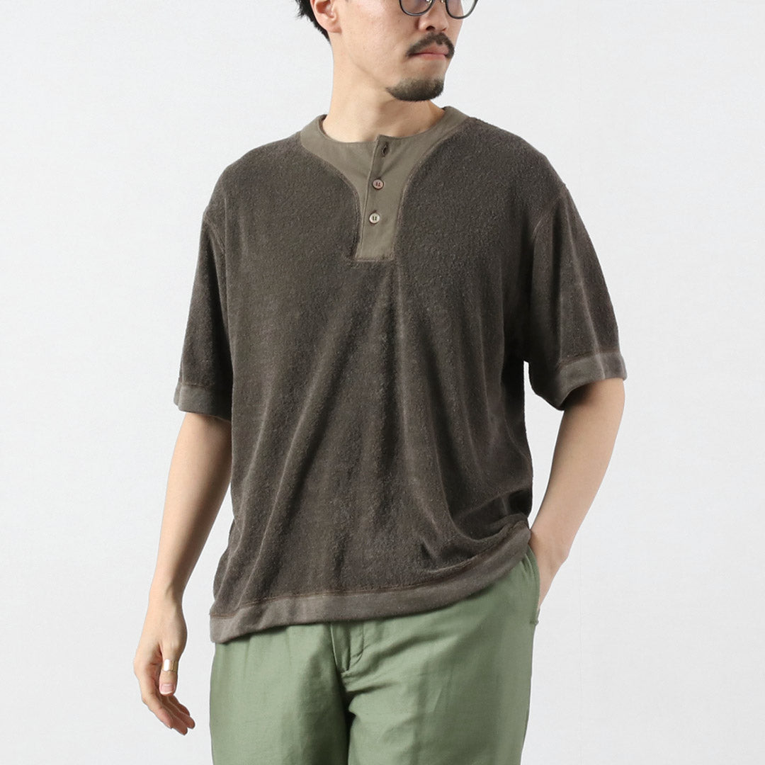 KEMA DESIGNS / Camiseta con cuello henley compensado de lino