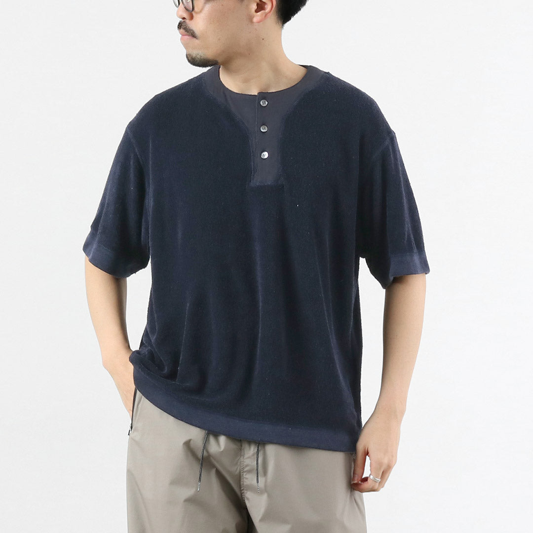 KEMA DESIGNS / Camiseta con cuello henley compensado de lino