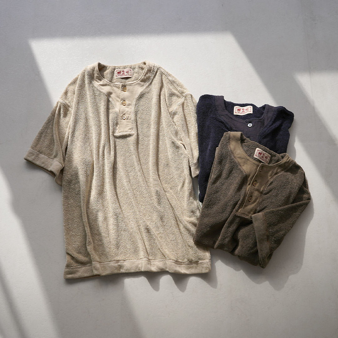 KEMA DESIGNS / Camiseta con cuello henley compensado de lino