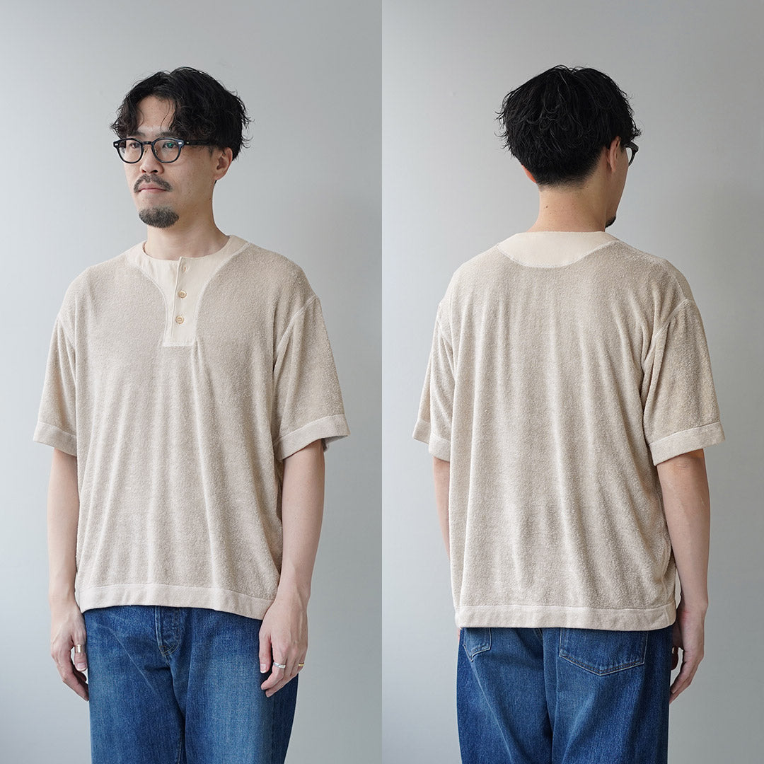 KEMA DESIGNS / Camiseta con cuello henley compensado de lino
