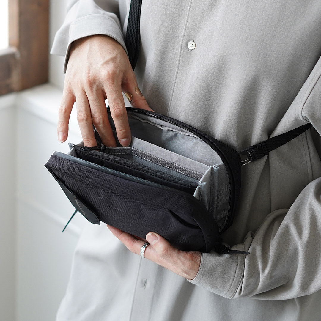 BLACK EMBER / Tech Kit Slingback Body Bag Bolso de hombro
