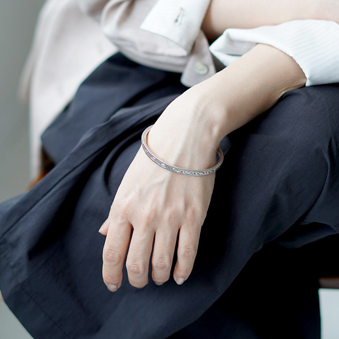 phaduA / Brazalete de medio círculo de plata Karen