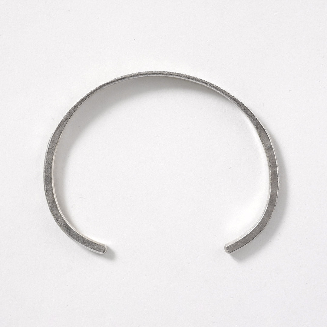 phaduA / Brazalete de medio círculo de plata Karen