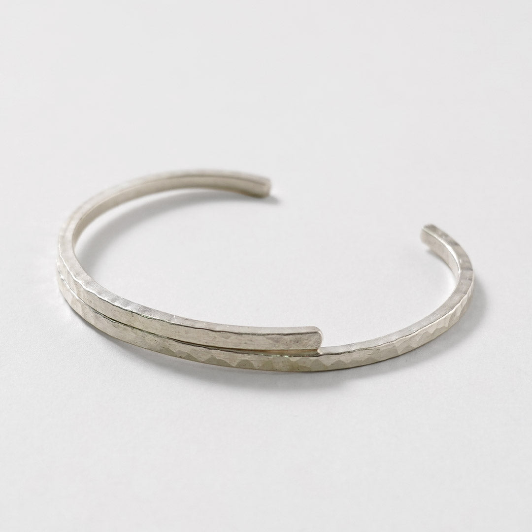 phaduA / Brazalete de plata con dos ojos martillados superpuestos Karen