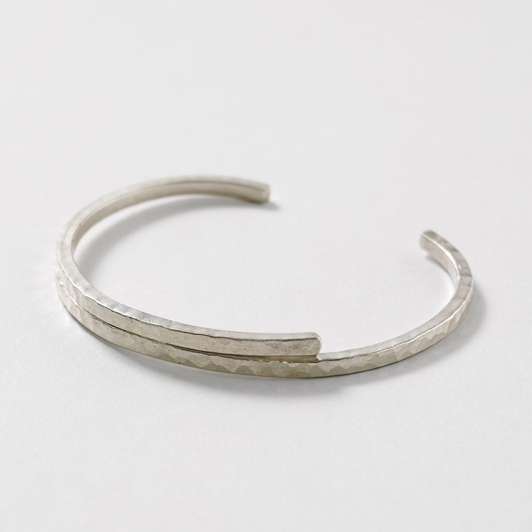 phaduA / Brazalete de plata con dos ojos martillados superpuestos Karen