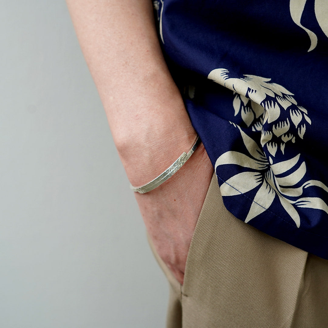 phaduA / Brazalete de plata con dos ojos martillados superpuestos Karen