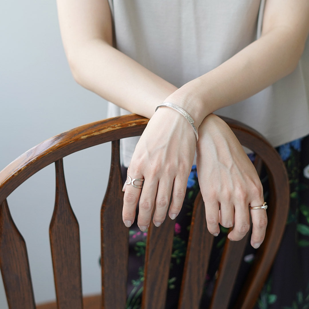 phaduA / Brazalete de plata con dos ojos martillados superpuestos Karen