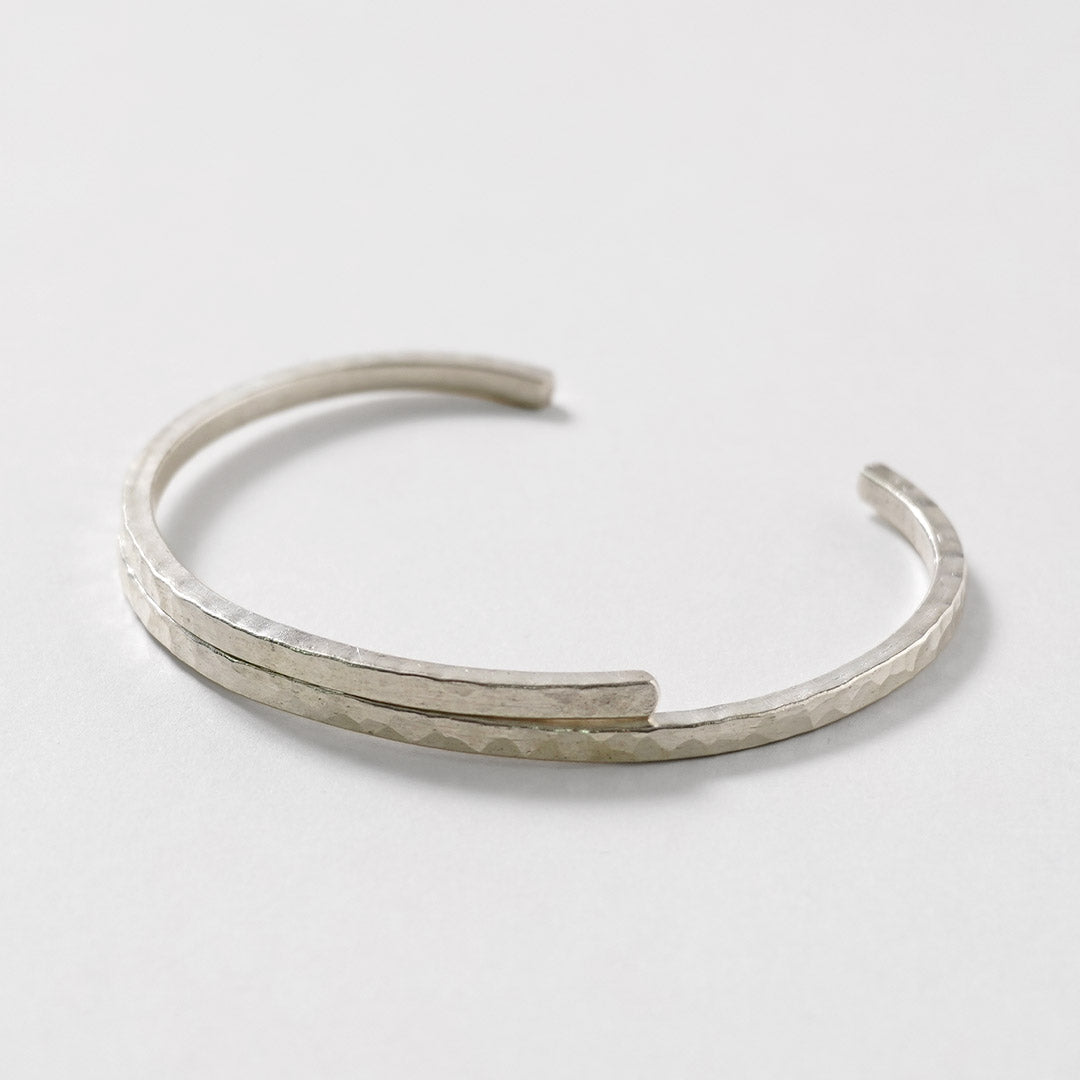 phaduA / Brazalete de plata con dos ojos martillados superpuestos Karen