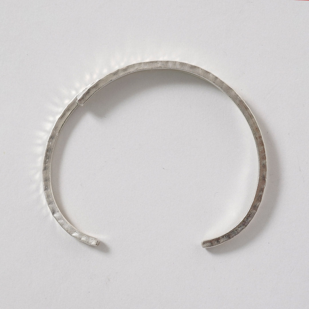 phaduA / Brazalete de plata con dos ojos martillados superpuestos Karen
