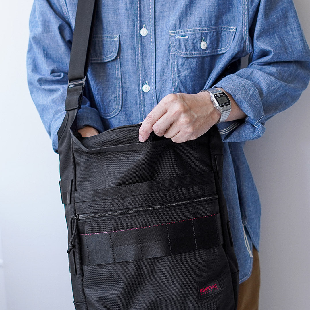 BRIEFING / DAY TRIPPER L Shoulder Bag