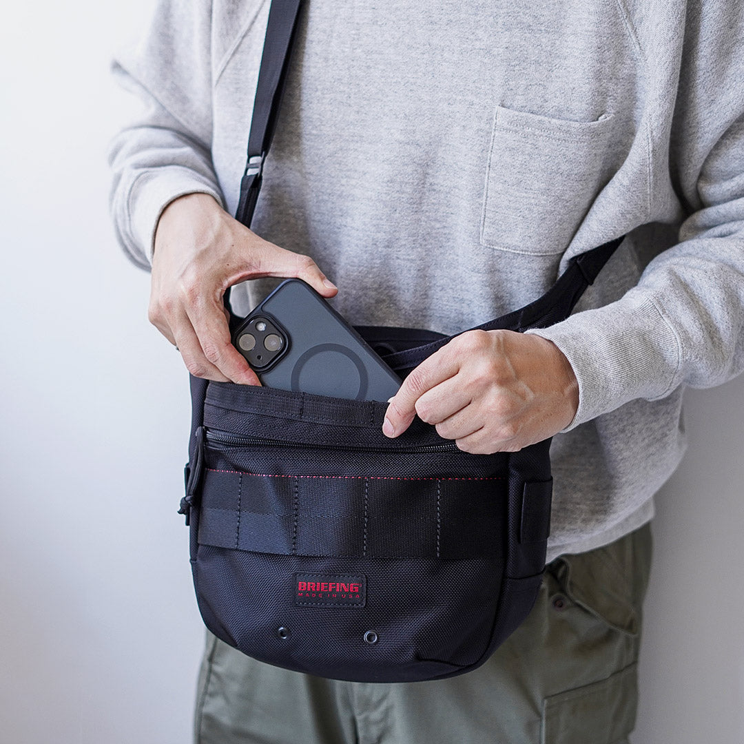 BRIEFING / DAY TRIPPER S Shoulder Bag