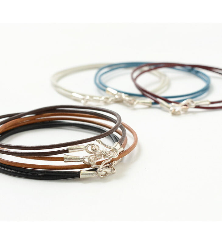 Karen Silver의 Phadua / Leather Choker 목걸이.