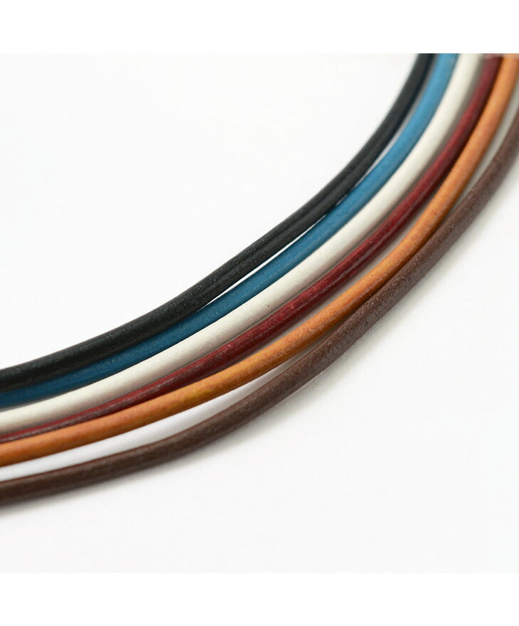 Karen Silver의 Phadua / Leather Choker 목걸이.