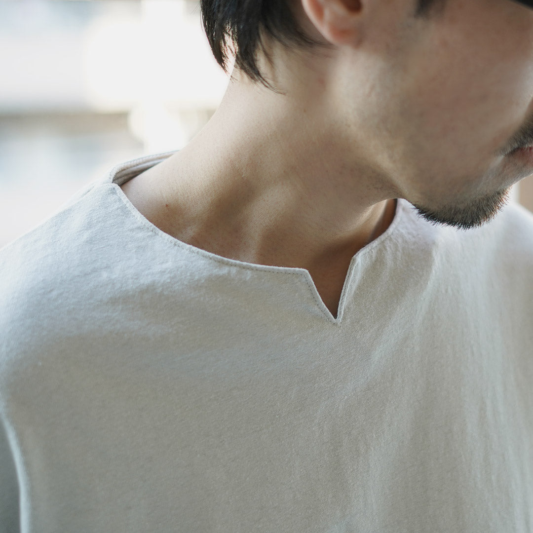 KEMA DESIGNS / Camiseta de lino y algodón con cuello en forma de llave