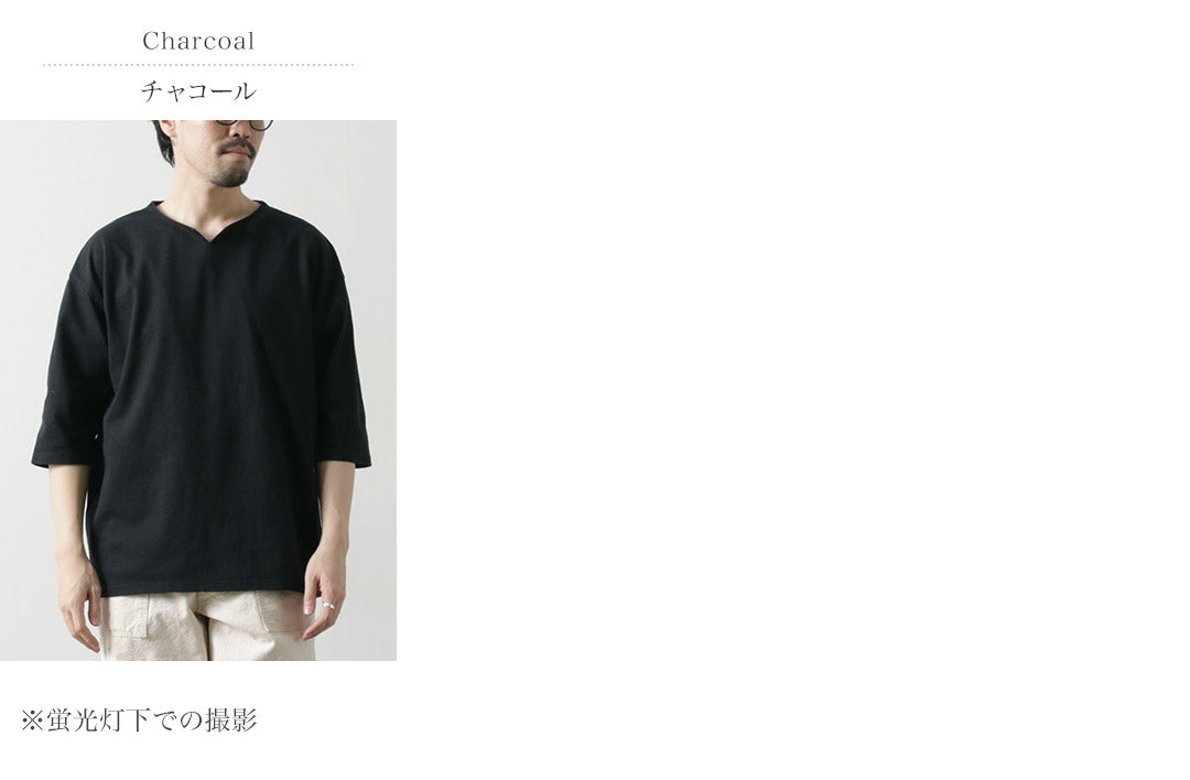 KEMA DESIGNS / Camiseta de lino y algodón con cuello en forma de llave