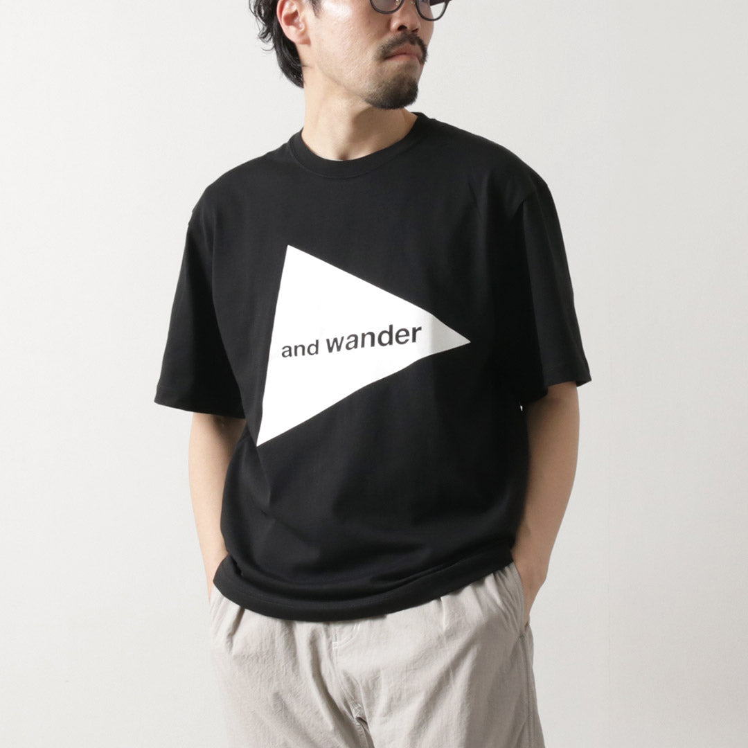 AND WANDER / T-shirt à manches courtes avec grand logo