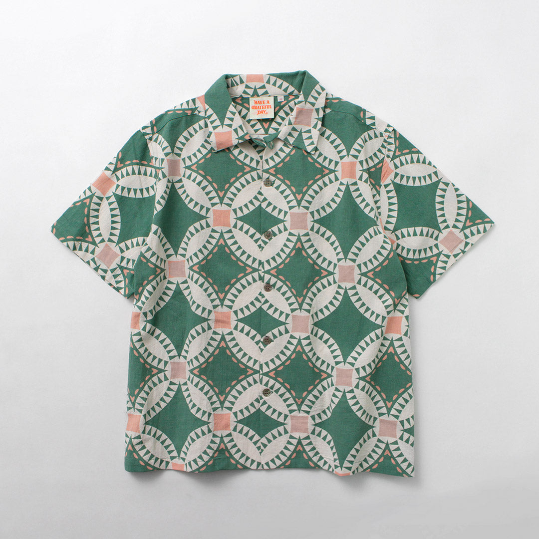 TENGA UN DÍA AGRADECIDO / Camisa de manga corta con cuello abierto y estampado de edredón vintage