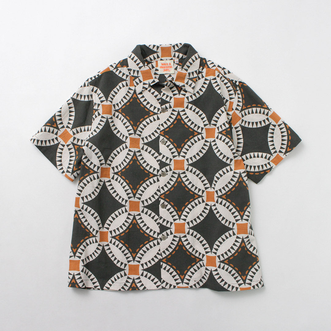 TENGA UN DÍA AGRADECIDO / Camisa de manga corta con cuello abierto y estampado de edredón vintage