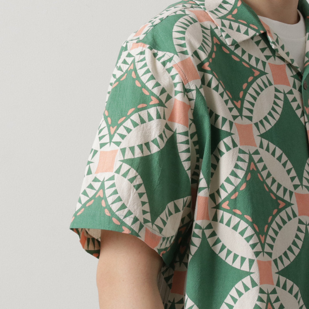 TENGA UN DÍA AGRADECIDO / Camisa de manga corta con cuello abierto y estampado de edredón vintage