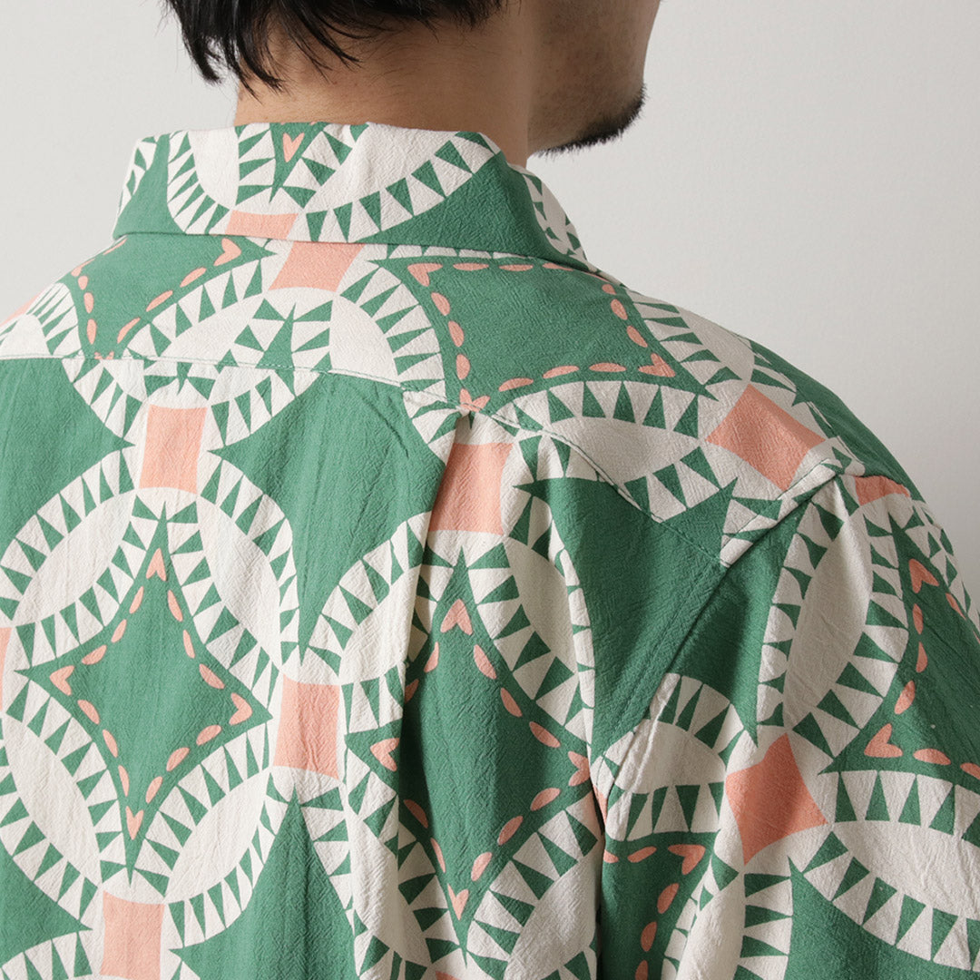 TENGA UN DÍA AGRADECIDO / Camisa de manga corta con cuello abierto y estampado de edredón vintage