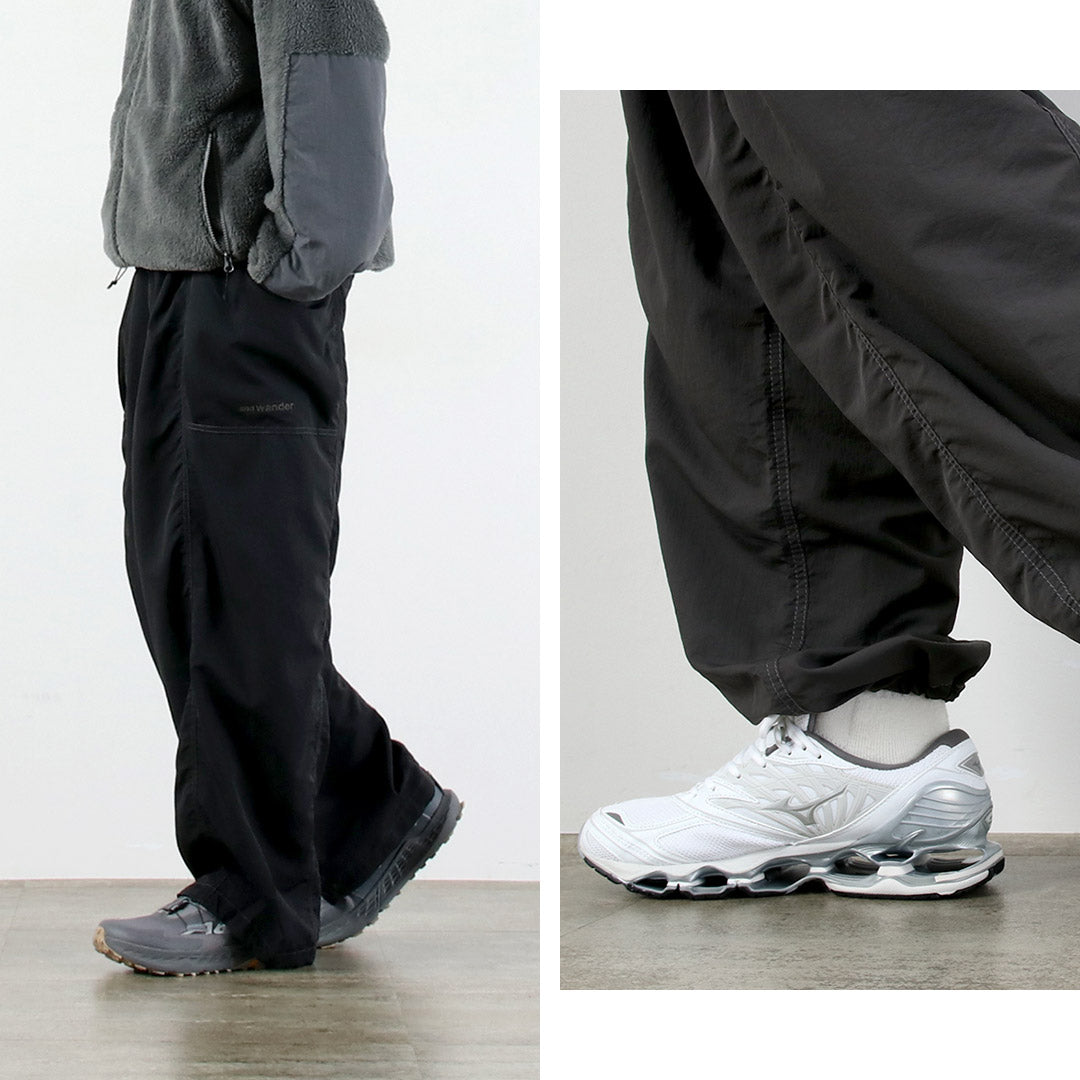 AND WANDER / Pantalon en nylon froissé