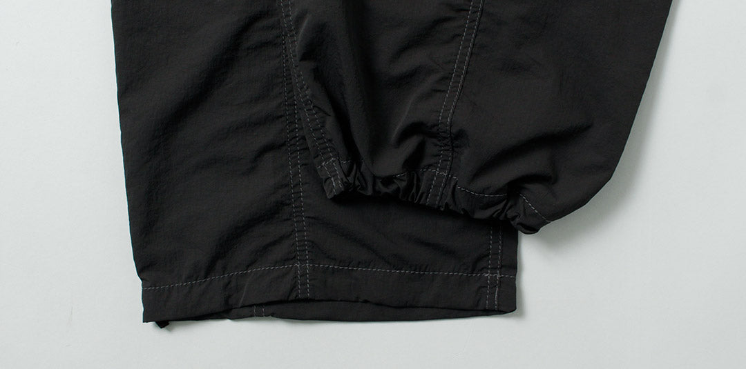 AND WANDER / Pantalon en nylon froissé