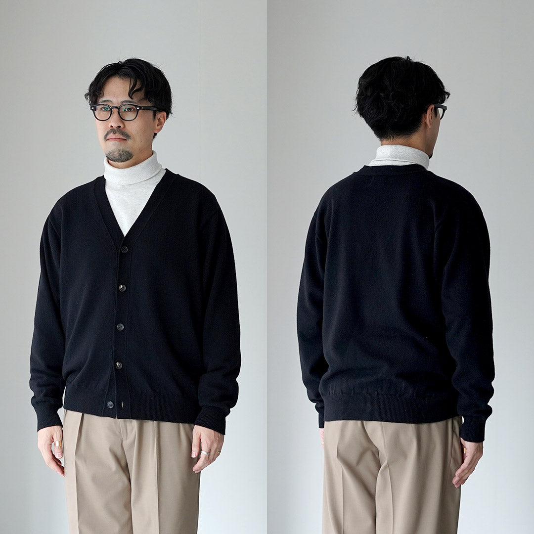 YONETOMI NEW BASIC / Cardigan en tricot teint en pièce en cachemire rigide