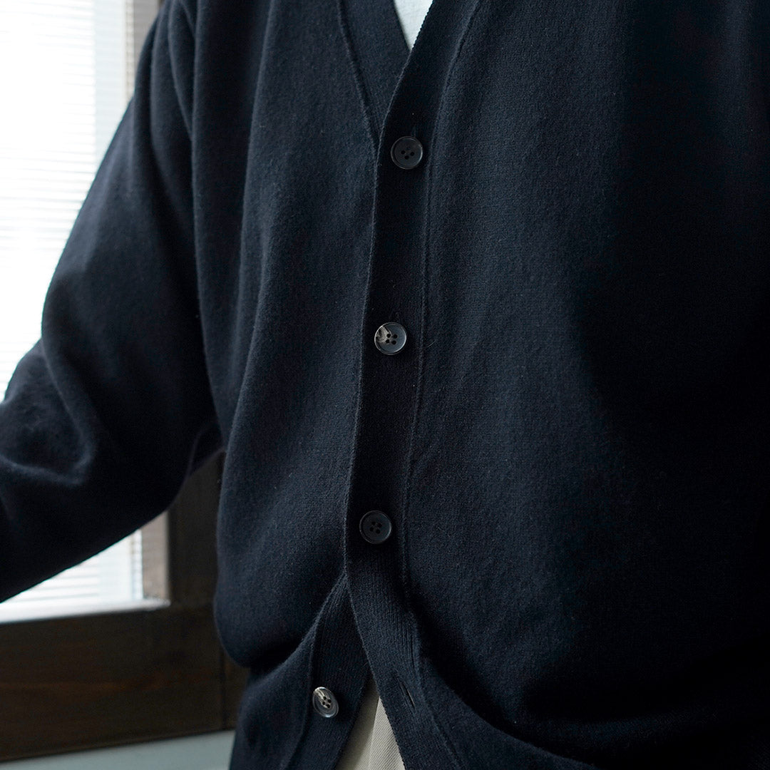 YONETOMI NEW BASIC / Cardigan en tricot teint en pièce en cachemire rigide