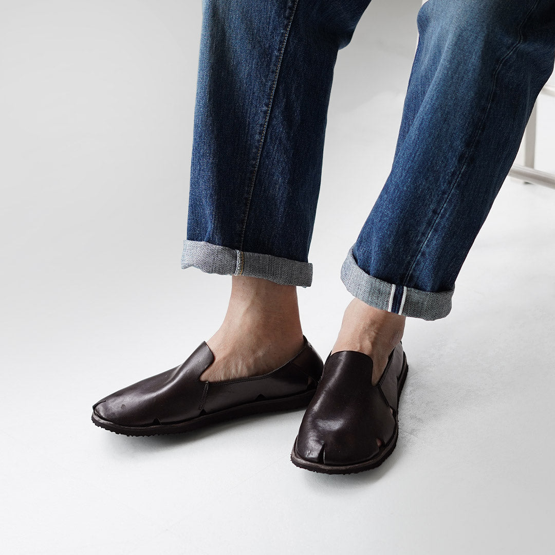 BRADOR / Sandalias de piel sin cordones con aberturas