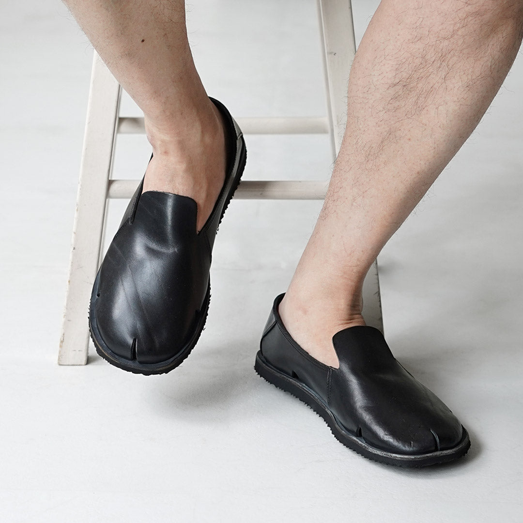 BRADOR / Sandalias de piel sin cordones con aberturas