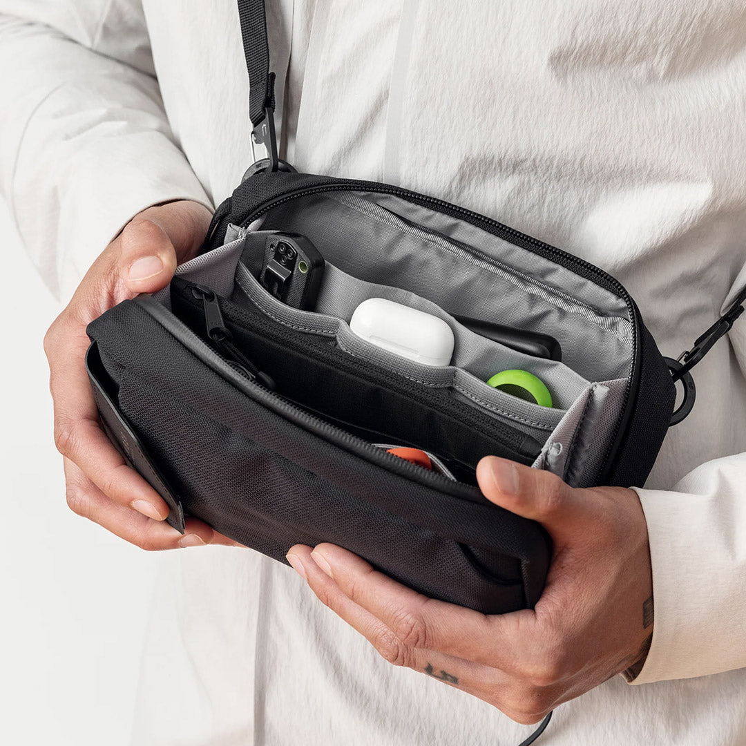 BLACK EMBER / Tech Kit Slingback Body Bag Bolso de hombro