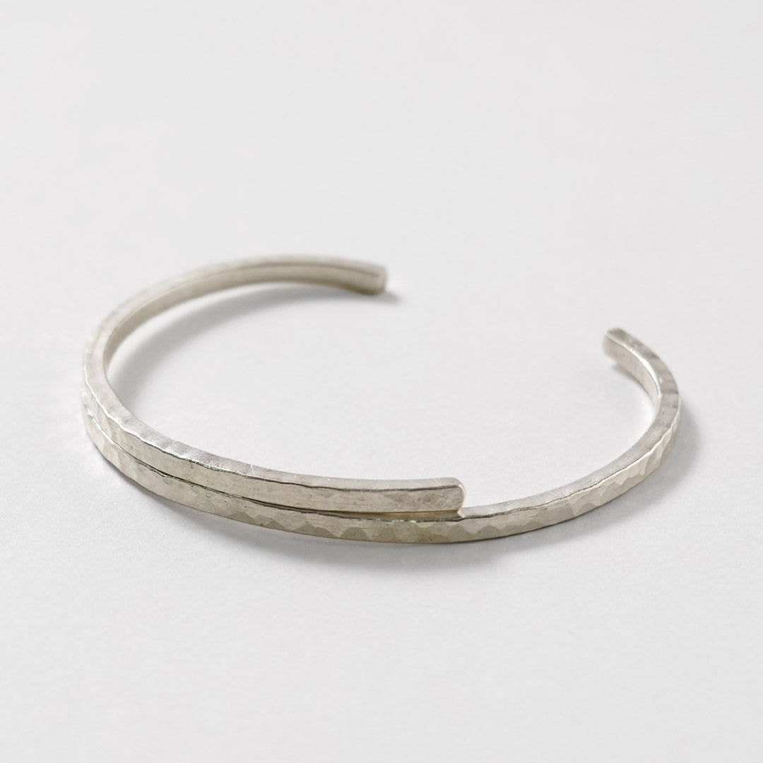 phaduA / Karen Silver Two-Overlap Hammered Bangle