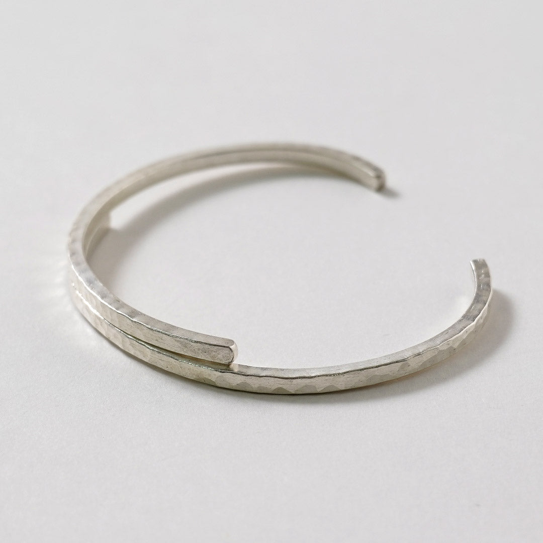 phaduA / Brazalete de plata con dos ojos martillados superpuestos Karen